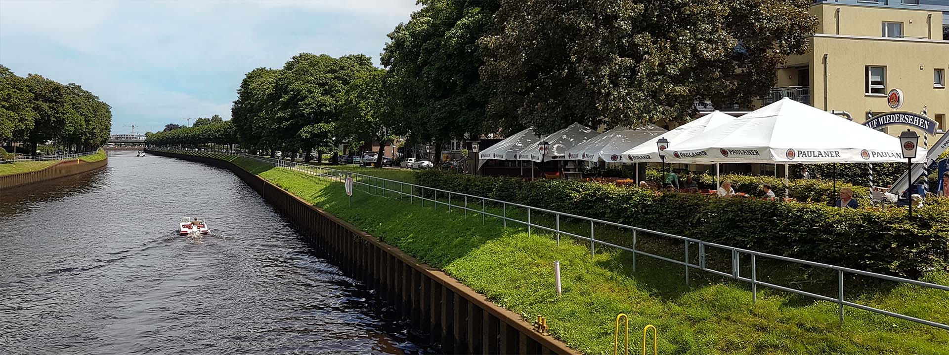 Biergarten mit Kanal und Boot